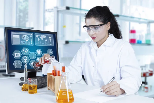 Female researcher doing experiment — Stock Photo, Image