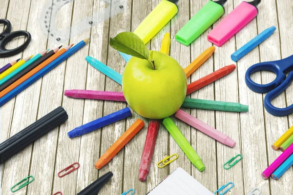 Manzana fresca con útiles escolares sobre la mesa — Foto de Stock