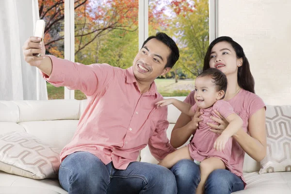 Vrolijke familie nemen selfie foto — Stockfoto