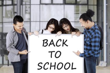 Çok ırklı öğrenciler okula geri metni göster