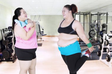 Obez kadınların birlikte germe yapıyor 