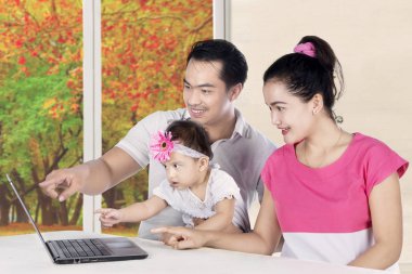 Ebeveynler çocuklarının dizüstü bilgisayar ile öğretim 