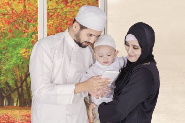 Cep telefonu oğulları için gösterilen anne 