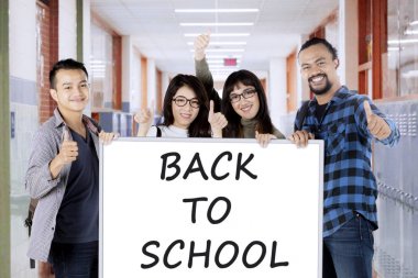 Geri okul metin gemide olan öğrenciler 