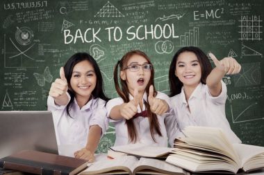 Üç öğrenci gösterileri başparmak yukarıya