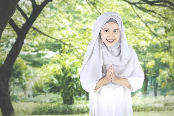 公園に立っているイスラム教徒の女性 — ストック写真