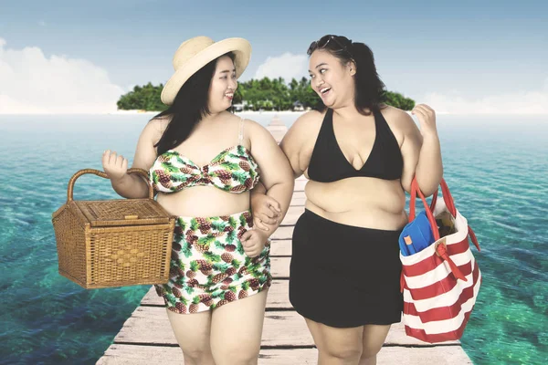 肥胖妇女在桥上行走 — 图库照片