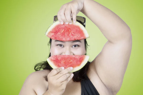 Zwaarlijvige vrouw met watermeloen — Stockfoto