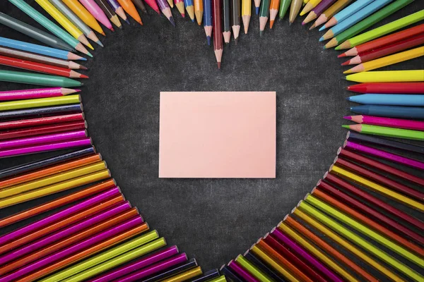 Бумага и цветные карандаши — стоковое фото