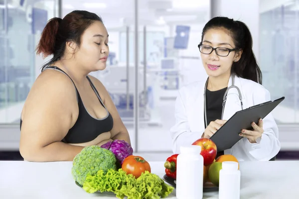 Kilolu kadın ve doktor test sonucu ile — Stok fotoğraf