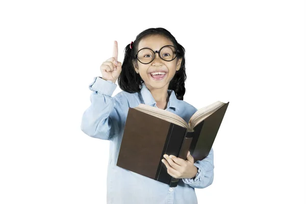 Iskoláslány kap ihletet a könyv — Stock Fotó