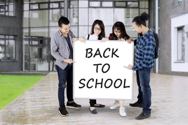 Schüler zeigen Schultext in der Schule — Stockfoto