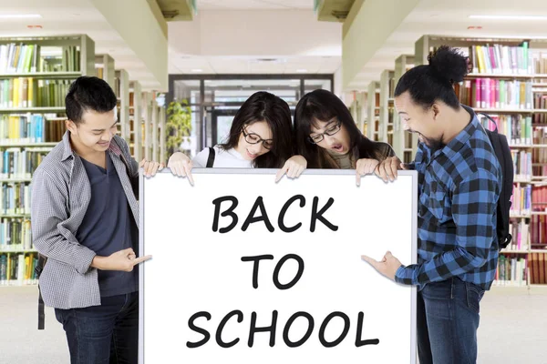 Étudiants tenant le texte de Retour à l'école — Photo