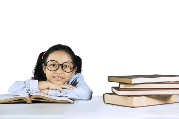 Mosolyogva ül a tankönyvek iskoláslány — Stock Fotó