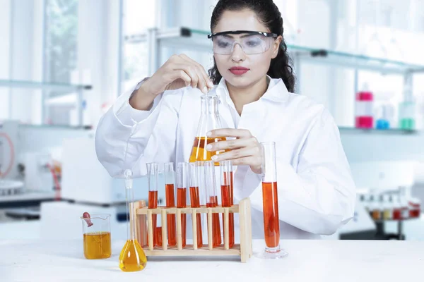 Scienziato che fa ricerca biochimica — Foto Stock