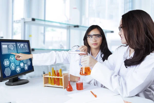 Dos estudiantes haciendo investigación química — Foto de Stock