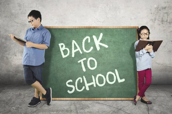 Two children with text of back to school — Stock Photo, Image