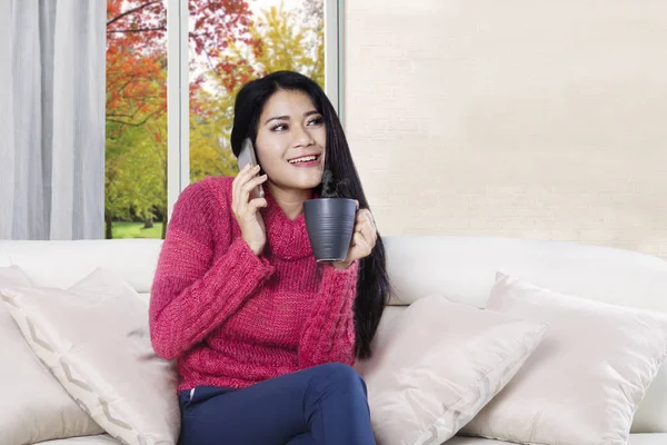 Vrouw spreken via de telefoon op de Bank — Stockfoto