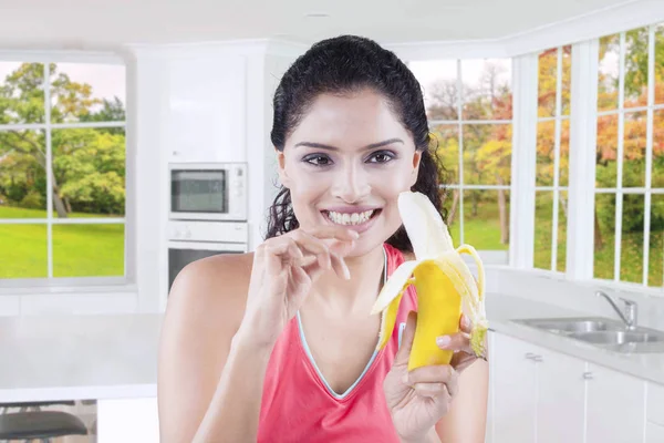 Vrouw schillen van een banaan met herfst achtergrond — Stockfoto