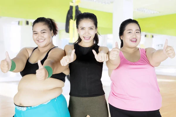 Young women showing ok gesture — Stock Photo, Image