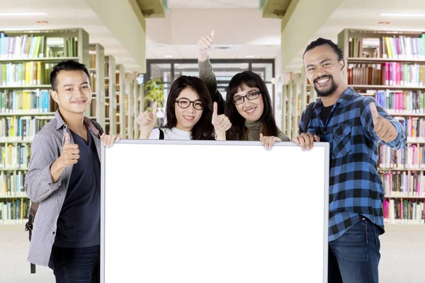 Jóvenes mostrando ok signo y tablero —  Fotos de Stock