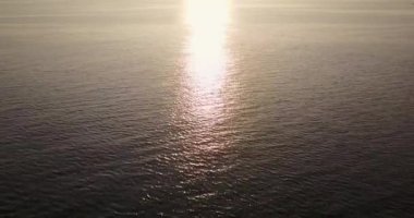   Sakin Okyanusu günbatımı yansıması ile