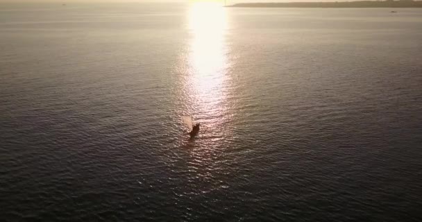 Visser boot op de zee — Stockvideo