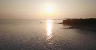   Deniz günbatımı kuş görünümü