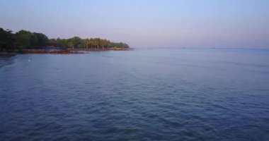   Biraz dalga ile güzel bir plaj