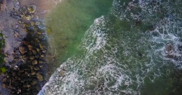 Playa con piedra y espuma de olas — Vídeos de Stock