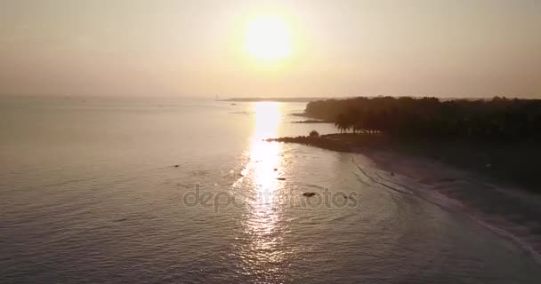 Vista aérea do pôr do sol na costa — Vídeo de Stock