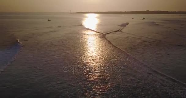 Zonsondergang weerspiegeling met golf op de zee — Stockvideo