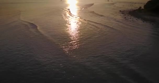 Weerspiegeling van de zonsondergang over de Oceaan — Stockvideo