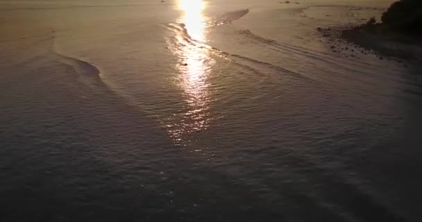 Reflexão do pôr do sol sobre o oceano — Vídeo de Stock