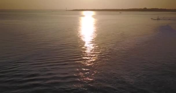 Sunrise speglar med våg över oceanen — Stockvideo