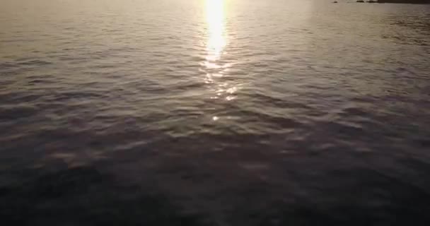 Reflexão do nascer do sol sobre o mar — Vídeo de Stock