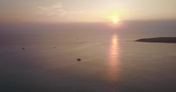 Weerspiegeling van de zonsondergang op zee — Stockvideo