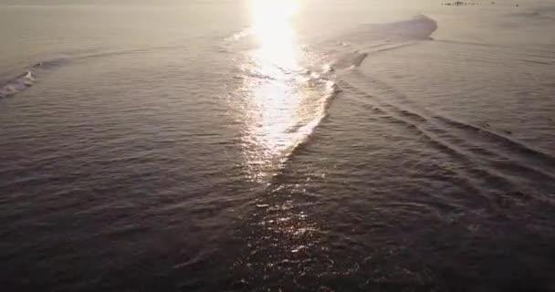 Ocean wave met zonsondergang weerspiegeling — Stockvideo