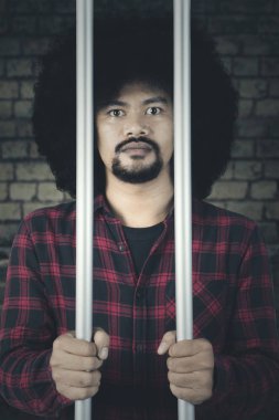 Kameraya bakarak bir suçlular