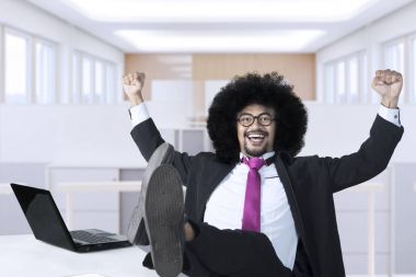 Afrika işadamı başarısını kutluyor