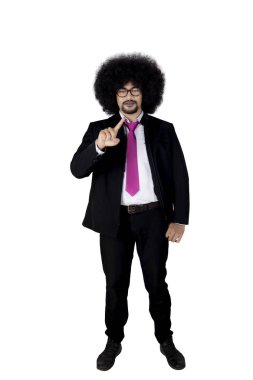 Afro işadamı bir dokunmatik ekranda iterek