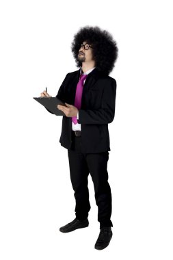 Afro işadamı panosuna yazma