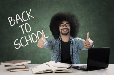 Yaşasın Afro üniversite öğrencisi