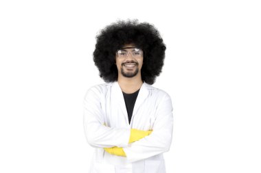 Afro doktor studio emin görünüyor