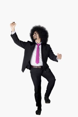 Afro adam beyaz tahta üzerinde yazma