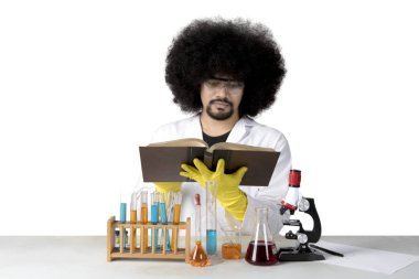 Afro bilim adamı studio üzerine bir kitap okuma