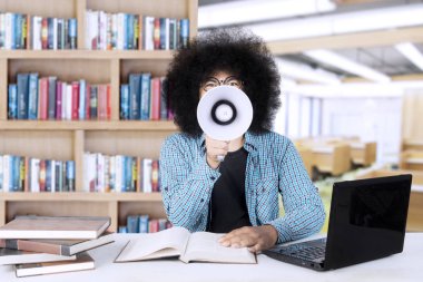 Afro öğrenci kameraya bağırarak