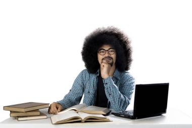 Afro öğrenci studio üzerinde bir fikir düşünüyorum