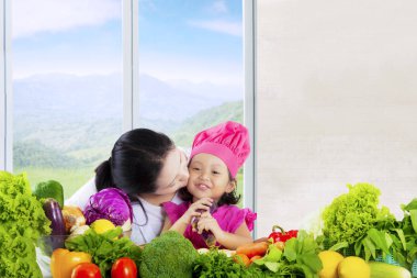 Çekici çocuk anne ve sebze ile