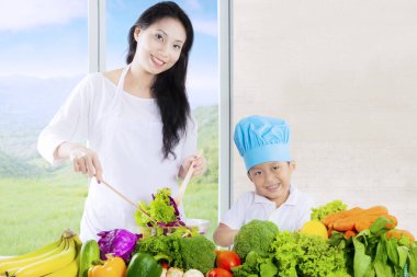 Çekici anne ve oğlu salatası yapmak